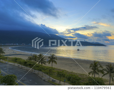 越南峴港清晨的美溪海灘和山茶山 / 越南峴港 110479561