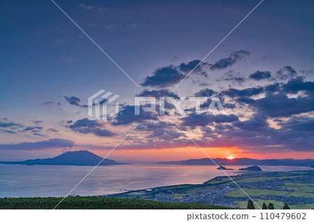 [從國分高科技展望台眺望櫻島（黃昏）] 鹿兒島縣霧島市國分上野原科技公園 110479602