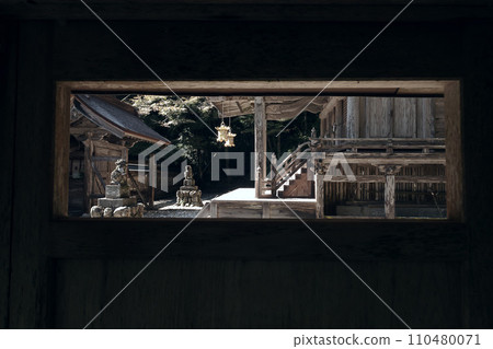 Temples and shrines from the window on the wall 110480071