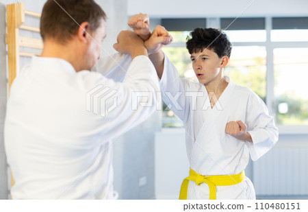 Private karate lesson for teenager in gym Private karate lesson for teenager in gym 110480151