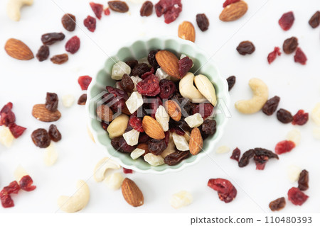 混合堅果和乾果 混合堅果和乾果 110480393