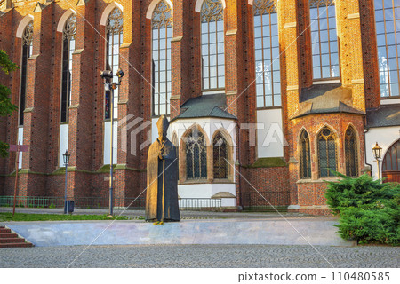 Statue of cardinal 110480585