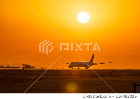 美麗的夕陽/夕陽與飛機風光旅遊拍攝地(阿蘇熊本機場) 美麗的夕陽/夕陽與飛機風光旅遊拍攝地(阿蘇熊本機場) 110482029