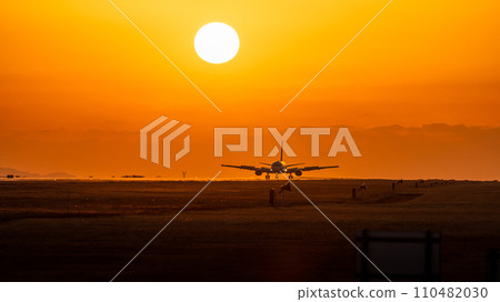 美麗的夕陽/夕陽與飛機風光旅遊拍攝地(阿蘇熊本機場) 美麗的夕陽/夕陽與飛機風光旅遊拍攝地(阿蘇熊本機場) 110482030