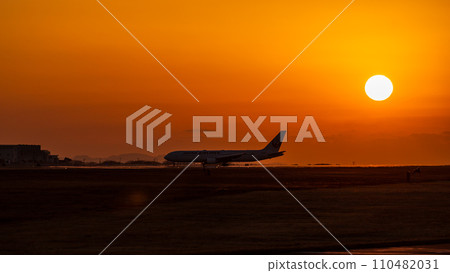 美麗的夕陽/夕陽與飛機風光旅遊拍攝地（阿蘇熊本機場） 110482031