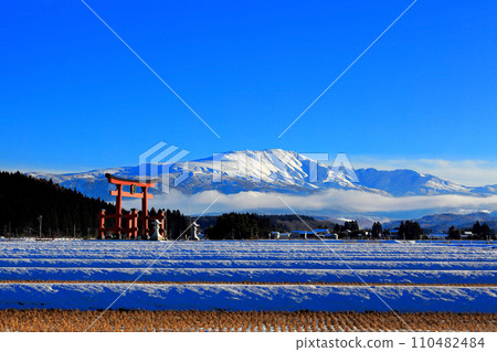 New Year 2020: Mt. Gassan clothed in clouds 110482484