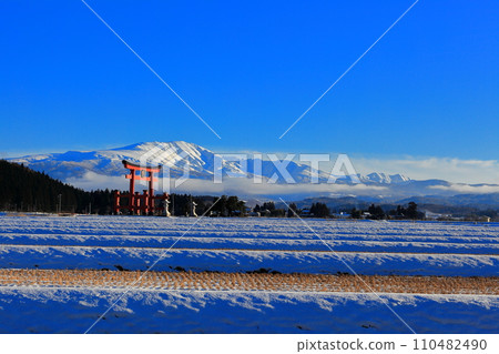 2020年新年：雲霧繚繞的月山 110482490