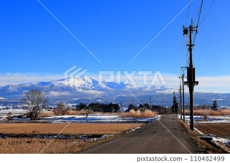 2020年新年:雲霧繚繞的月山 2020年新年:雲霧繚繞的月山 110482499