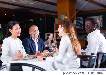 positive clients eating and drinking in cafe 110483007