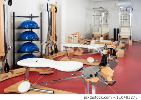 Equipment for Pilates -reformer bed, multifunctional bench, pilates apparatus with rope in gym 110483275
