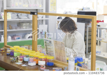 A woman holding a workshop to make gel candles A woman holding a workshop to make gel candles 110483736