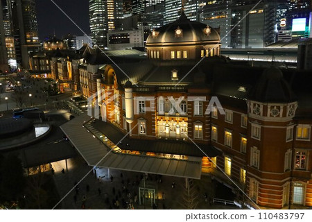 Night view of Tokyo Station seen from the rooftop garden of KITTE Building 110483797