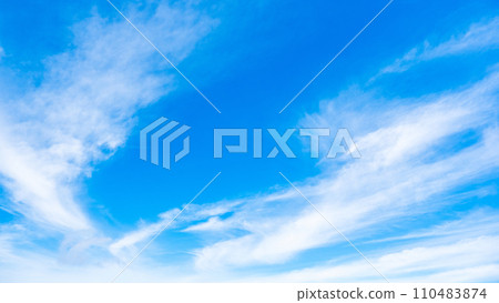 秋天晴朗的藍天 110483874