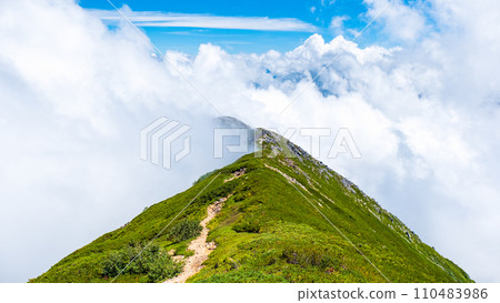 Climbing Mt. Jonendake in summer (Mt. Jonendake - Mt. Jonendake: rising clouds) 110483986
