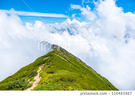 Climbing Mt. Jonendake in summer (Mt. Jonendake - Mt. Jonendake: rising clouds) 110483987