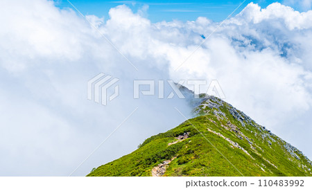 Climbing Mt. Jonendake in summer (Mt. Jonendake - Mt. Jonendake: rising clouds) 110483992