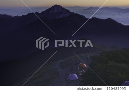 從北嶽山肩上的小屋看到黎明時分的貝駒岳 110483995