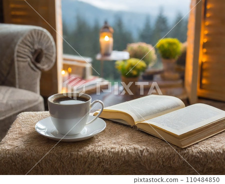 假期：家裡的一個咖啡杯和一本打開的書“人工智慧生成的圖像” 110484850