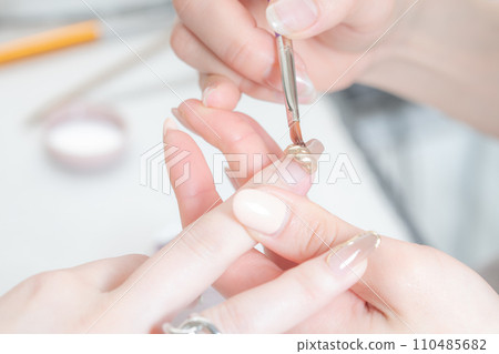 Nail salon_Applying top gel 5 110485682
