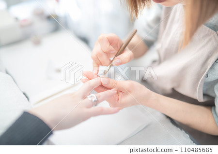 Nail salon_applying top gel 2 110485685