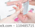 Nail salon_Adjusting the shape of nails using files 4 110485715