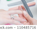 Nail salon_Adjusting the shape of nails using files 3 110485716