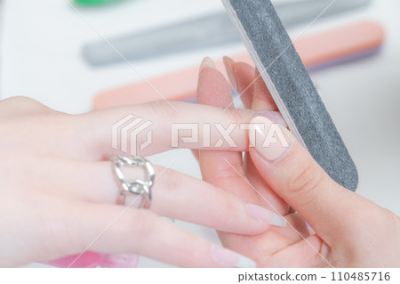 美甲沙龍_用銼刀調整指甲形狀3 110485716