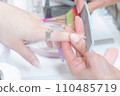Nail salon_Adjusting the shape of nails using files 2 110485719