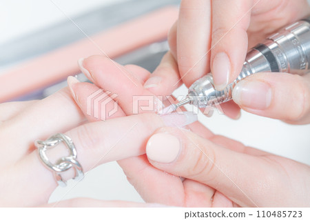 美甲沙龍_使用美甲機的乾護理（角質層處理）3 110485723