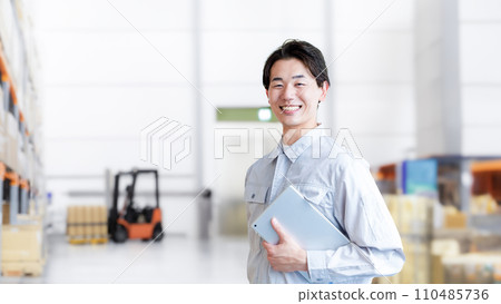 Logistics warehouse/man with tablet terminal 110485736