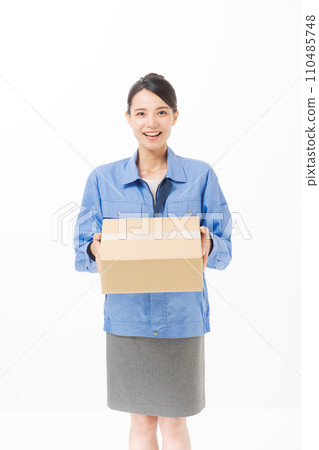 穿著工作服提著行李的女人 穿著工作服提著行李的女人 110485748