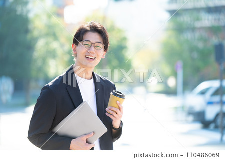 拿著咖啡杯的商人 110486069