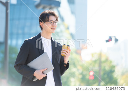 businessman with coffee cup 110486073