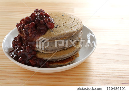 Sesame pancakes topped with red bean paste 110486101