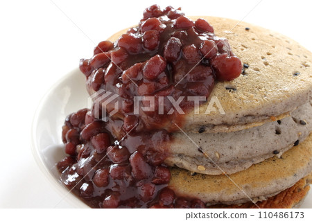 Sesame pancakes topped with sweet bean paste 110486173