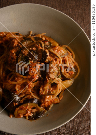 番茄醬義大利麵配茄子和鮪魚 110486189