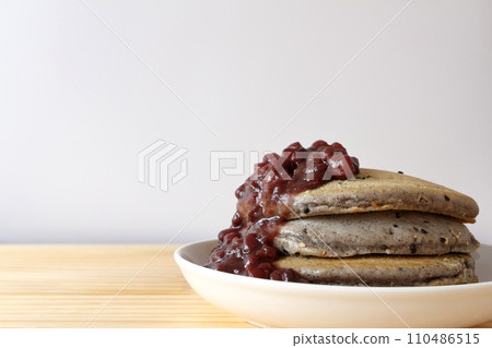 Sesame pancakes topped with sweet bean paste 110486515