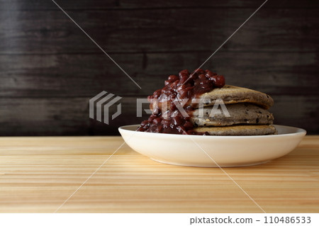 Sesame pancakes topped with sweet bean paste 110486533