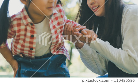 父母和小孩 親子 女生 110486586