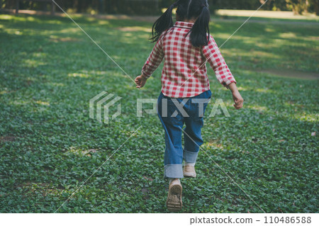 back view, child, whelp 110486588