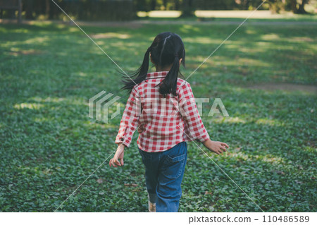 back view, child, whelp 110486589