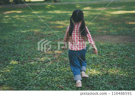 child, whelp, younger 110486591