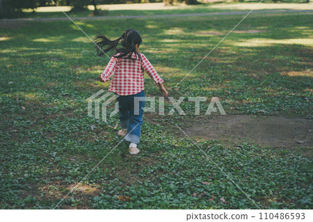 child, whelp, younger 110486593