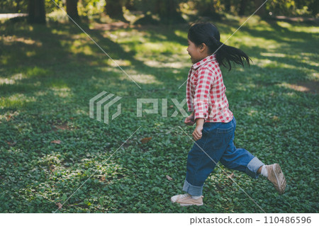 child, whelp, younger 110486596