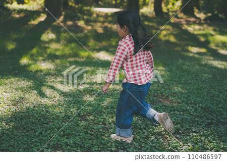 child, whelp, younger 110486597