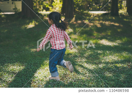 child, whelp, younger 110486598