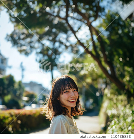 女人在外面散步 女人在外面散步 110486828