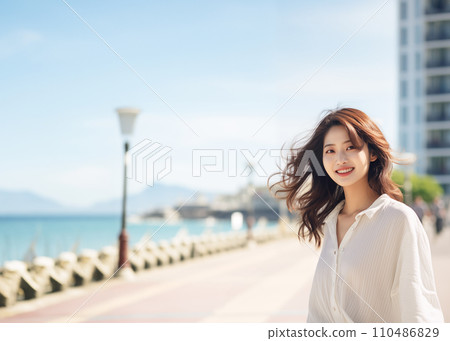 女人在外面散步 女人在外面散步 110486829