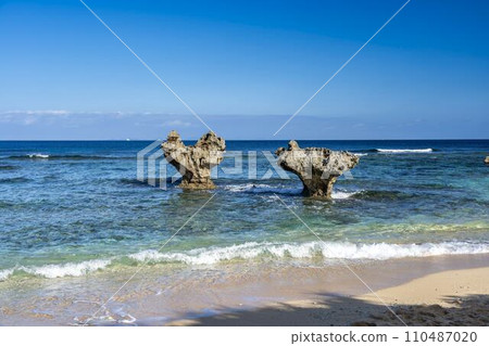 沖繩縣今歸仁村Tinu海灘，漂浮在藍天大海中的心形岩石 110487020
