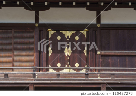 京都仁和寺，禦榮堂右側門，精緻的金飾 110487273